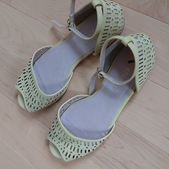 Yellow Open Toe Flats Sandals - Picture 6 of 16